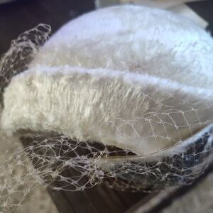 Vintage Elegant White Hat with Veil